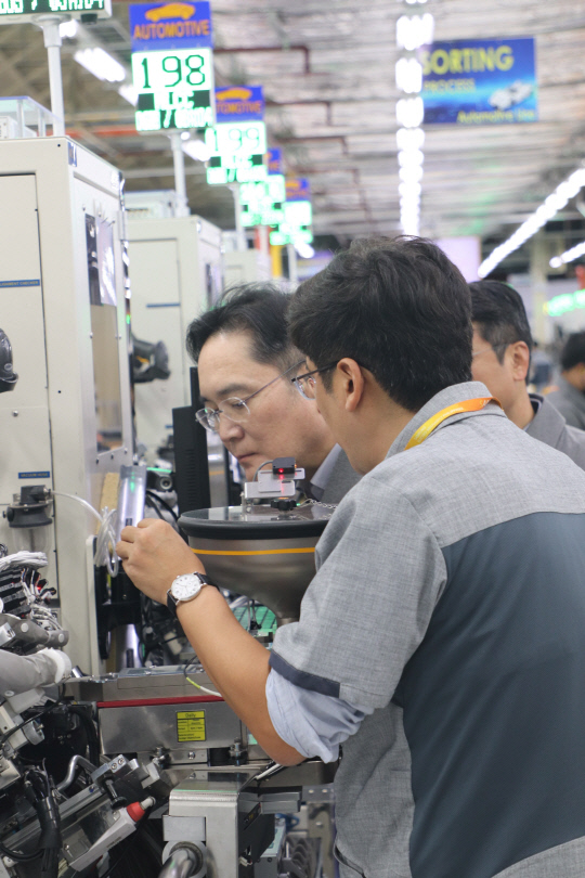 이재용(왼쪽) 삼성전자 회장이 6(일) 필리핀 라구나주 칼람바시에 위치한 삼성전기 필리핀법인(SEMPHIL)을 찾아 MLCC 제품 생산현장을 점검하고 있다. 삼성전자 제공